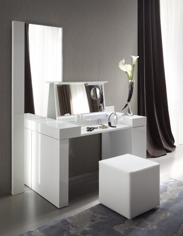 Vanity table